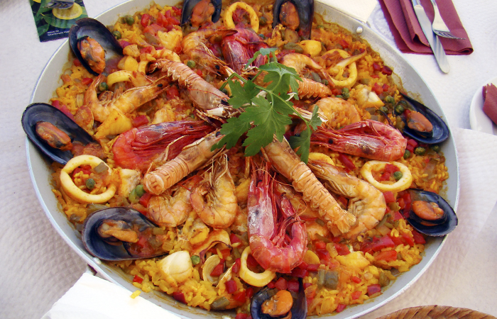 Kuvassa on espanjalainen paella annos.