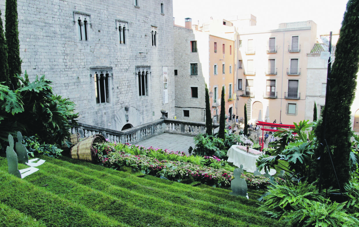 Kuvassa on vanha rakennus.