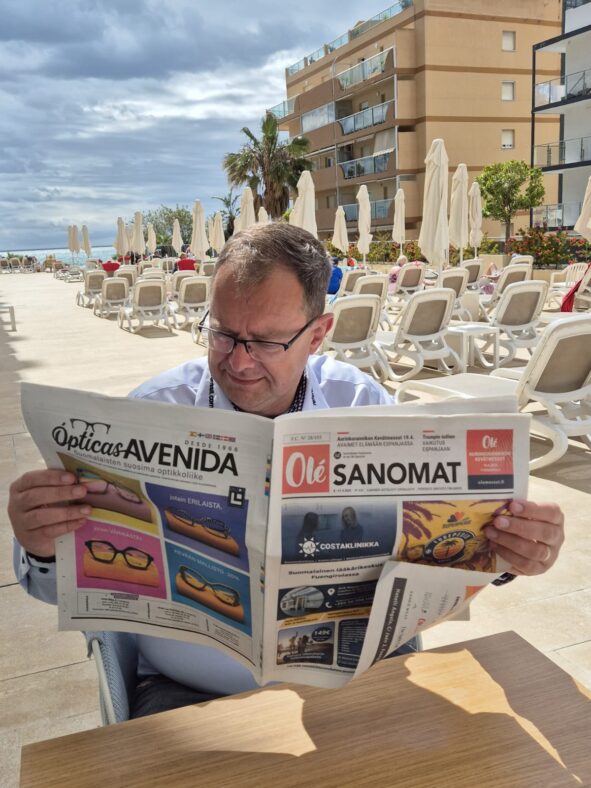 Kuva: Petri Fågerström selaa Olé Sanomia.