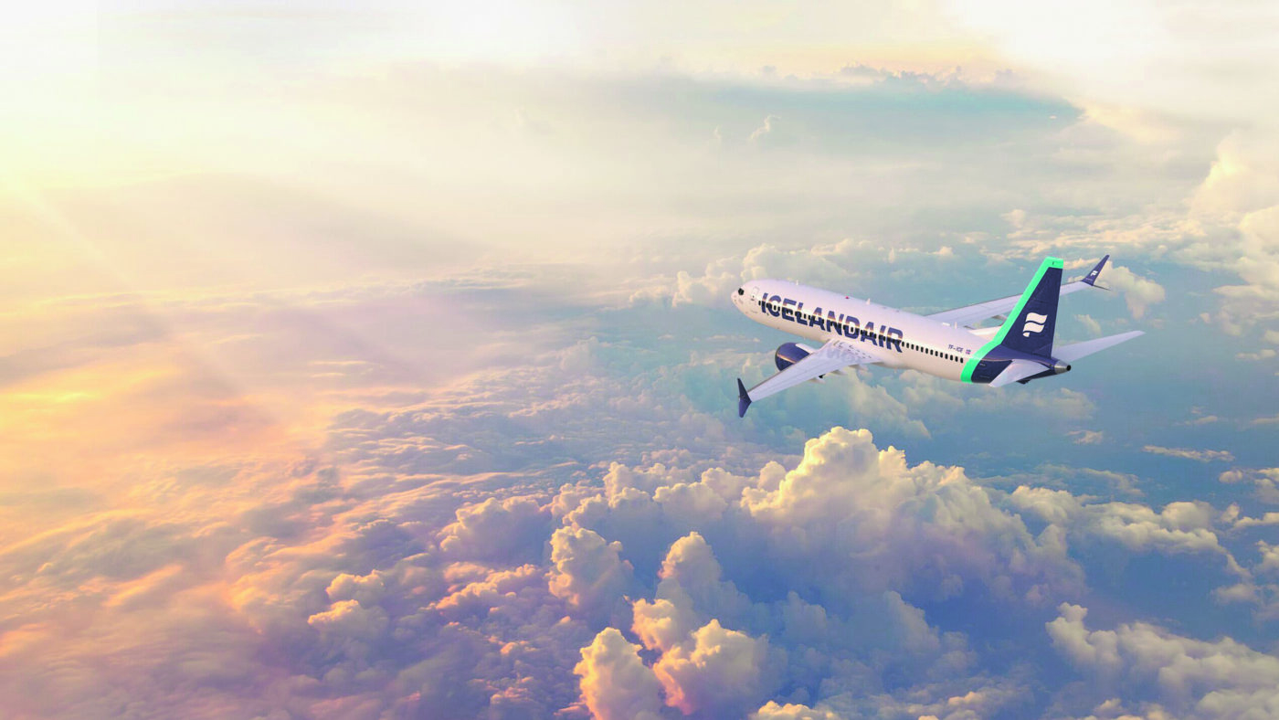 Icelandair lentokone ilmassa pilvien päällä