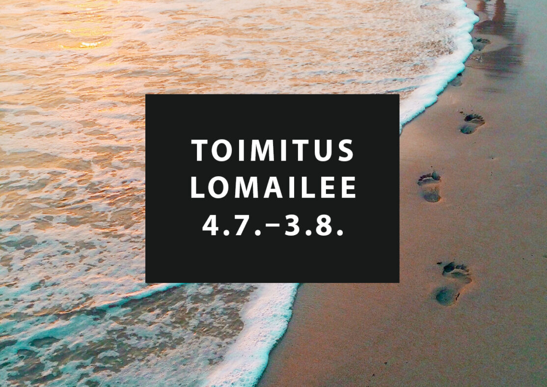 kuva rannasta, missä on kyltti toimitus lomailee 4.7.–3.8.