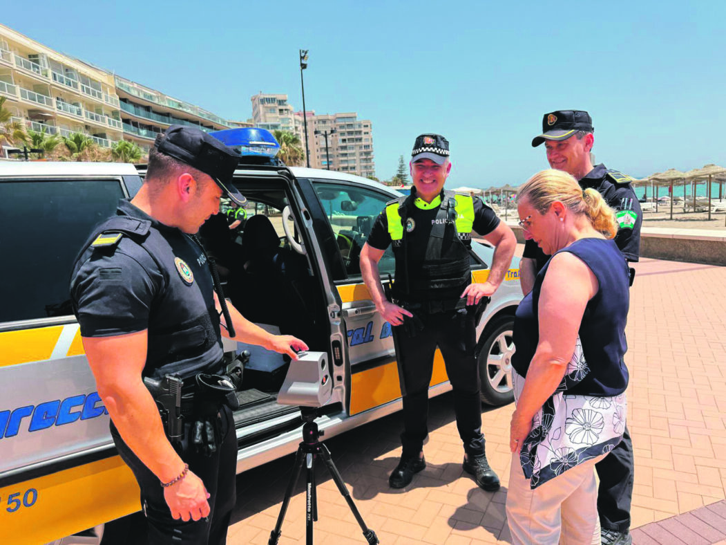 poliisiauto, poliiseja ja Fuengirolan kaupunginjohtaja.