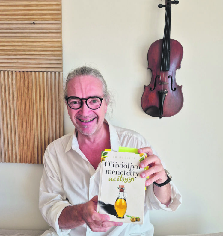 Ville Witka kirja kädessä